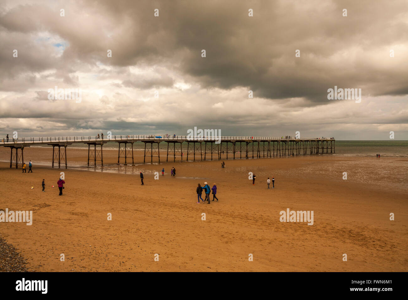 Eine malerische Aussicht auf den Strand von Saltburn am Meer, England mit Pier und stimmungsvoller Himmel Stockfoto