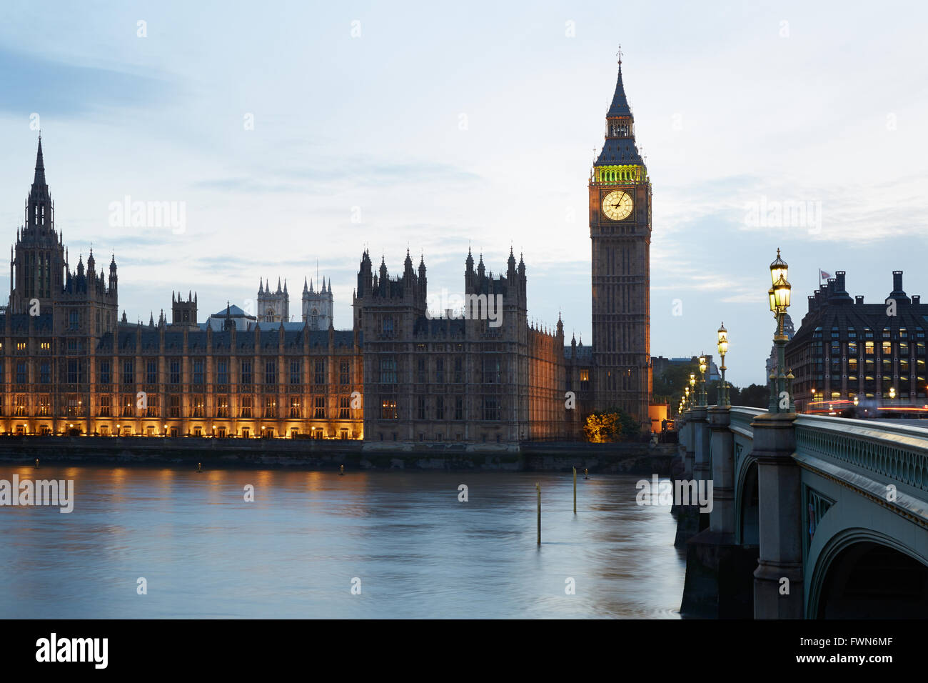 Big Ben und Westminster-Palast in der Abenddämmerung in London, natürliches Licht und Farben Stockfoto