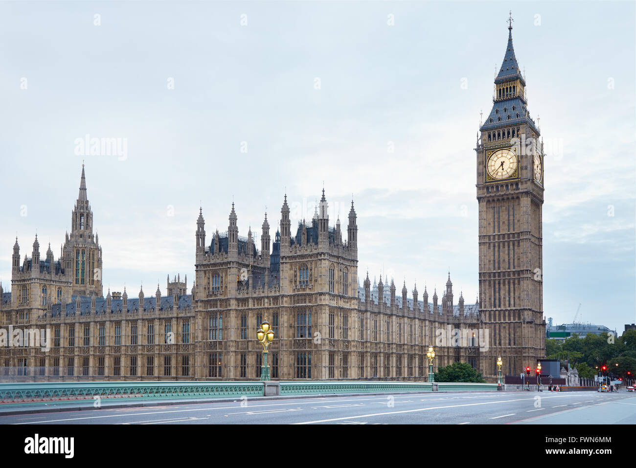 Big Ben und Westminster-Palast in den frühen Morgenstunden, leere Straße in London Stockfoto