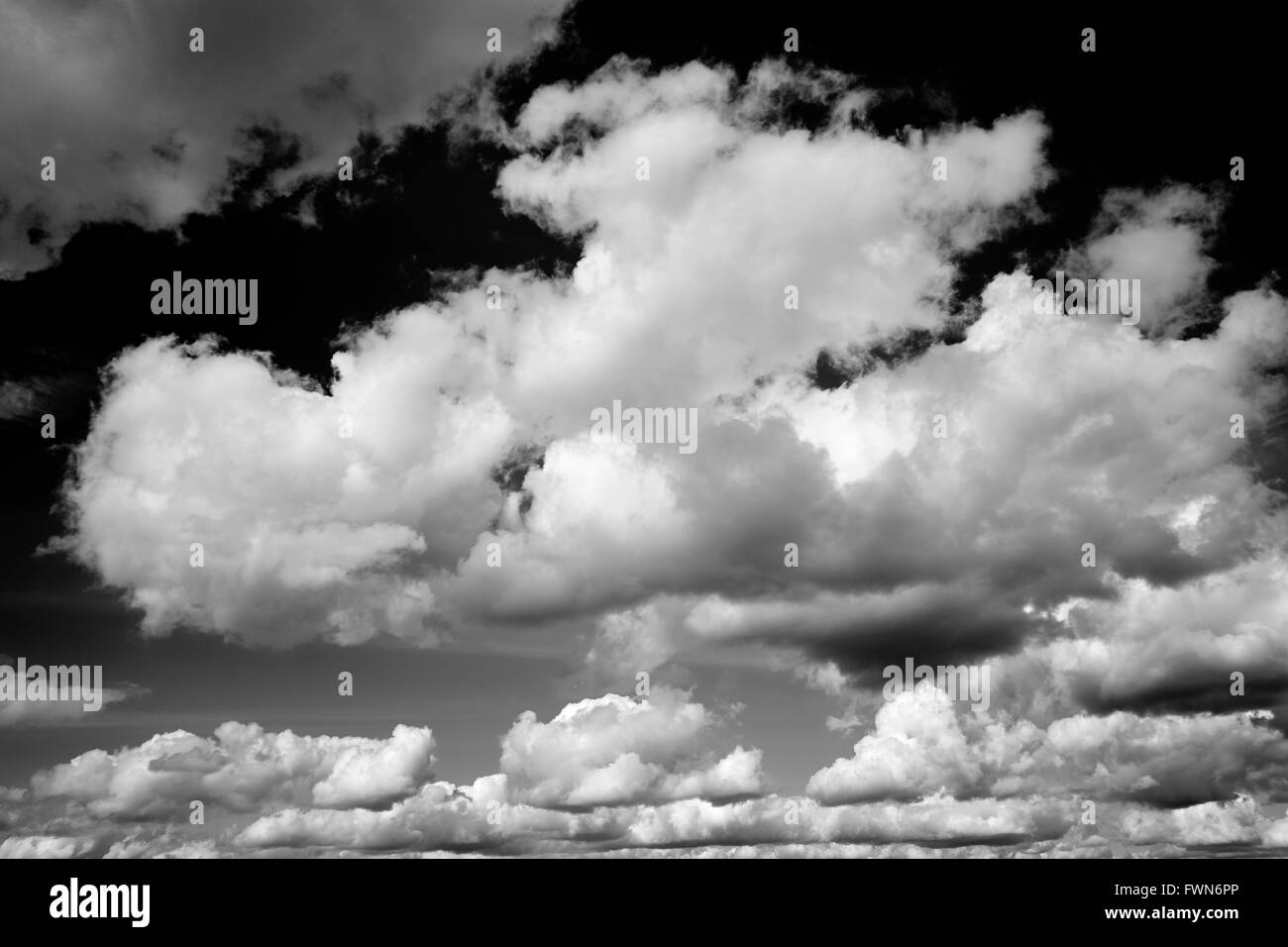 Cumulonimbus Wolkenformationen gegen einen hellen Himmel. VEREINIGTES KÖNIGREICH. Stockfoto
