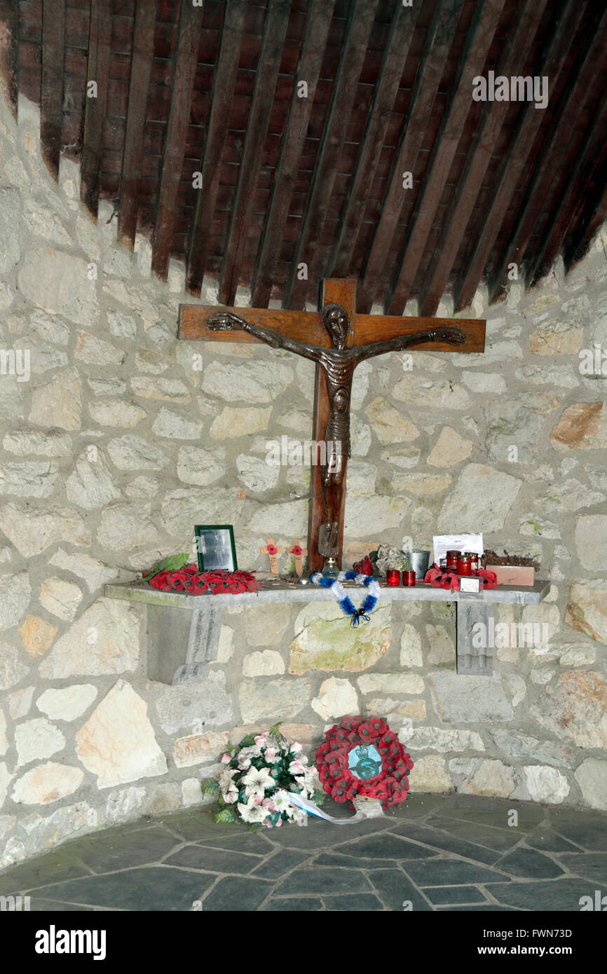 Kreuz in der kleinen Kapelle auf der Gedenkstätte auf das Malmedy-Massaker Baugnez, in der Nähe von Malmedy, Belgien. Stockfoto