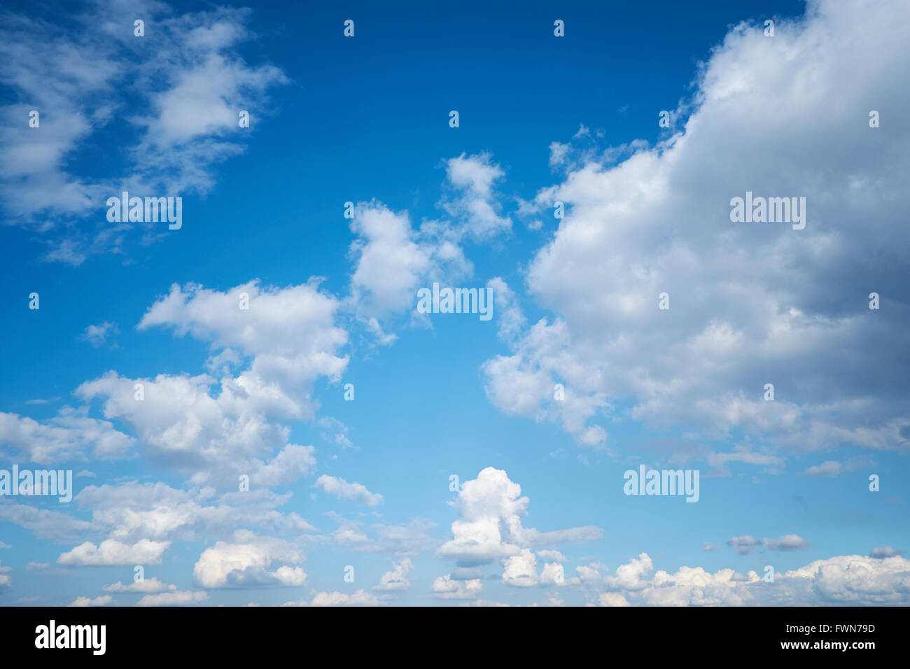 Cumulonimbus Wolkenformationen gegen ein strahlend blauer Himmel. VEREINIGTES KÖNIGREICH. Stockfoto
