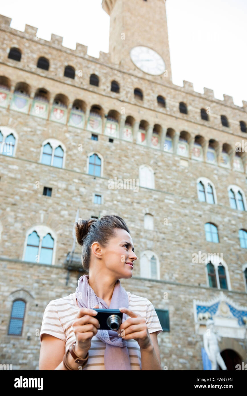 Es ist Zeit, Must-See Florenz Schätze einer Eimer Liste abzuhaken. Junge Frau Tourist mit digital Foto Kamera looking beiseite Stockfoto