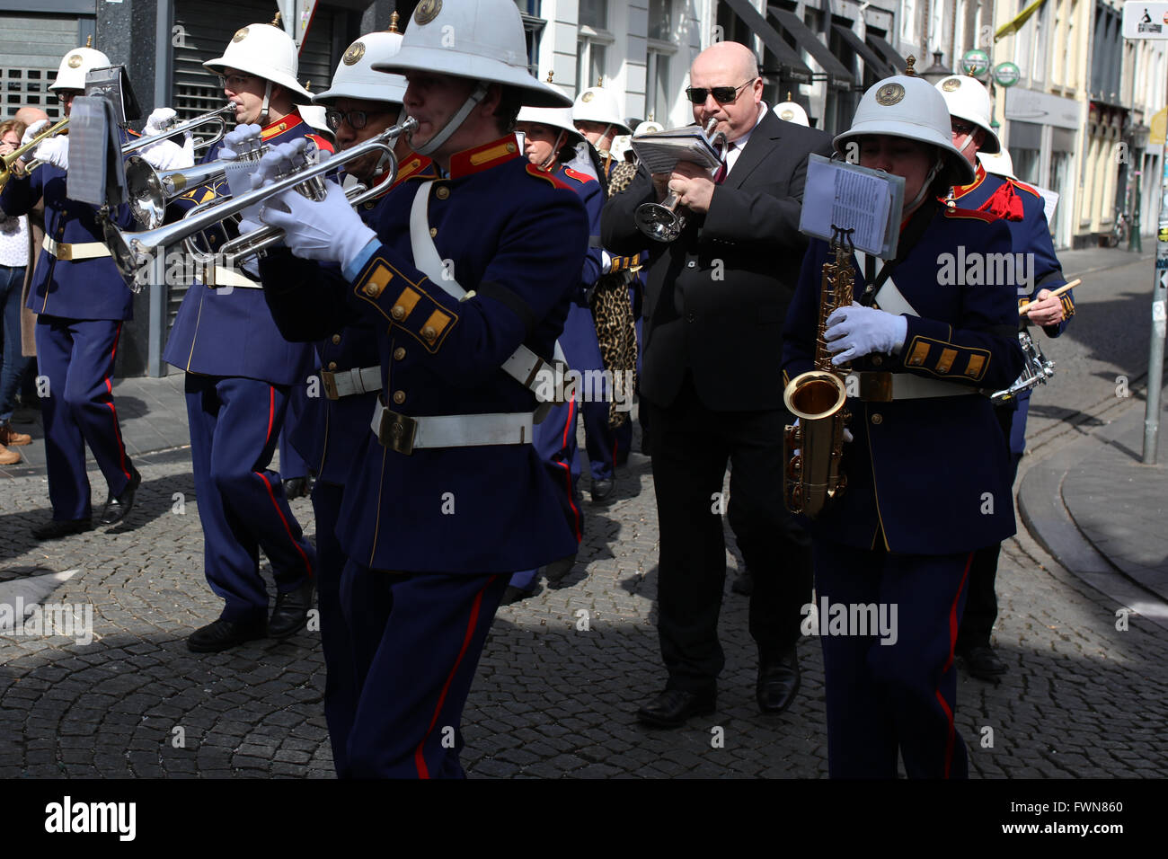 Band Wieker Fanfare St. Franziscus spielen Sie Musik auf ihrem Marsch durch Maastricht, Niederlande, ein Schiff Taufzeremonie Stockfoto