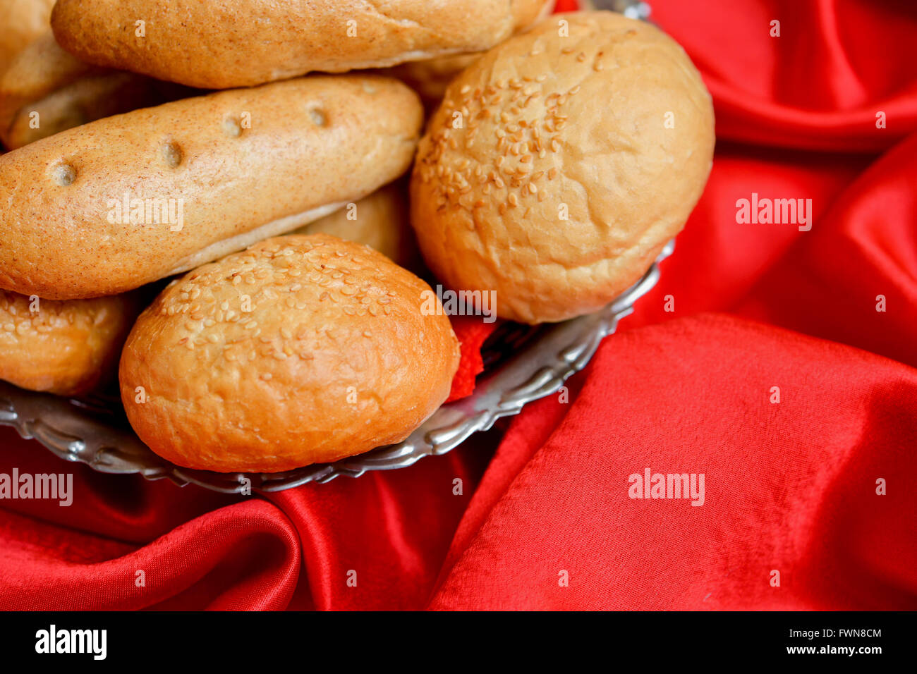 Verschiedene Sorten Brot in Edelstahlschüssel platziert Stockfoto