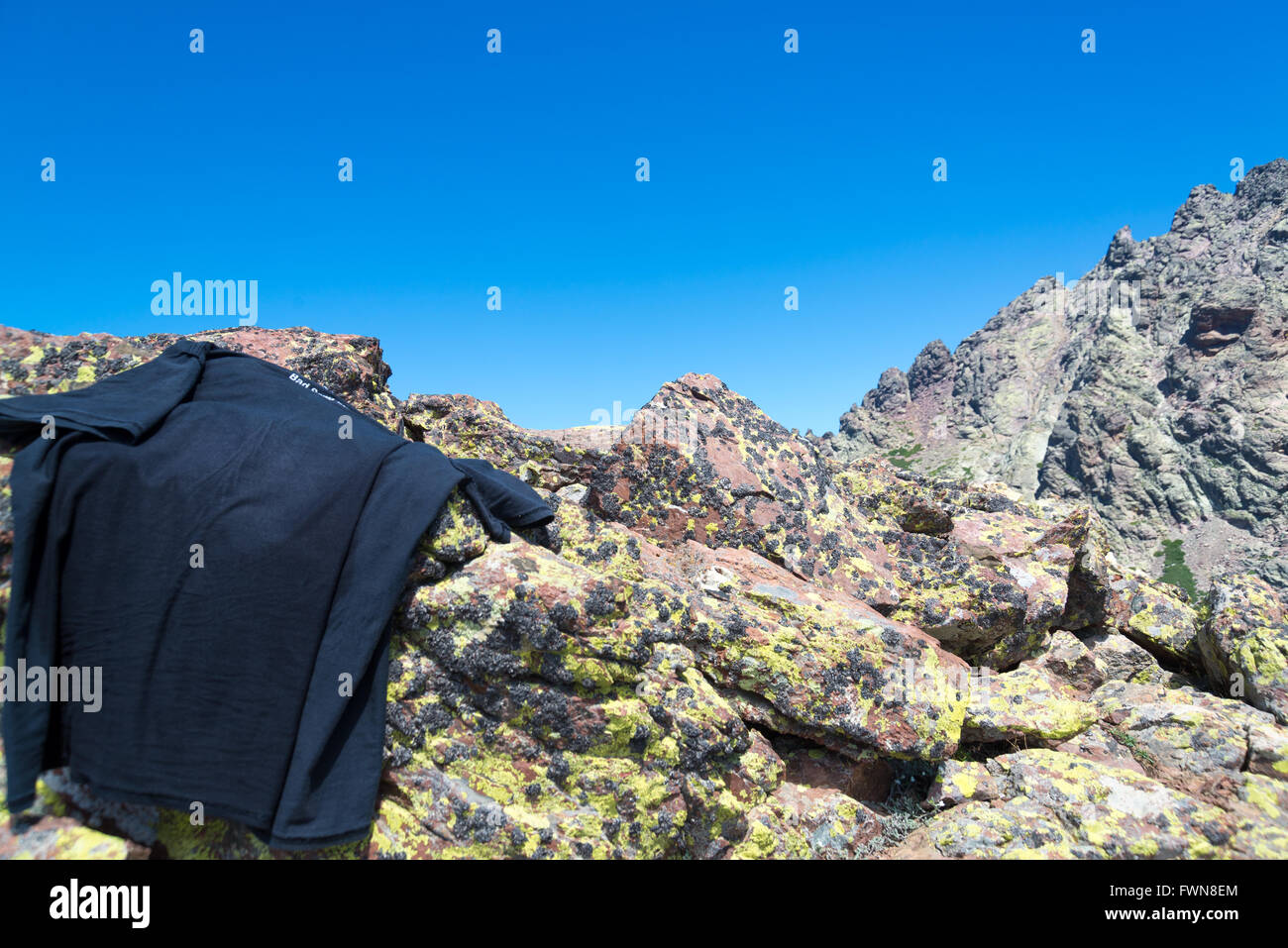 Warten auf das T-shirt zum Trocknen in die Sonne auf den Monte Cinto, der höchste Berg von Korsika, Frankreich Stockfoto