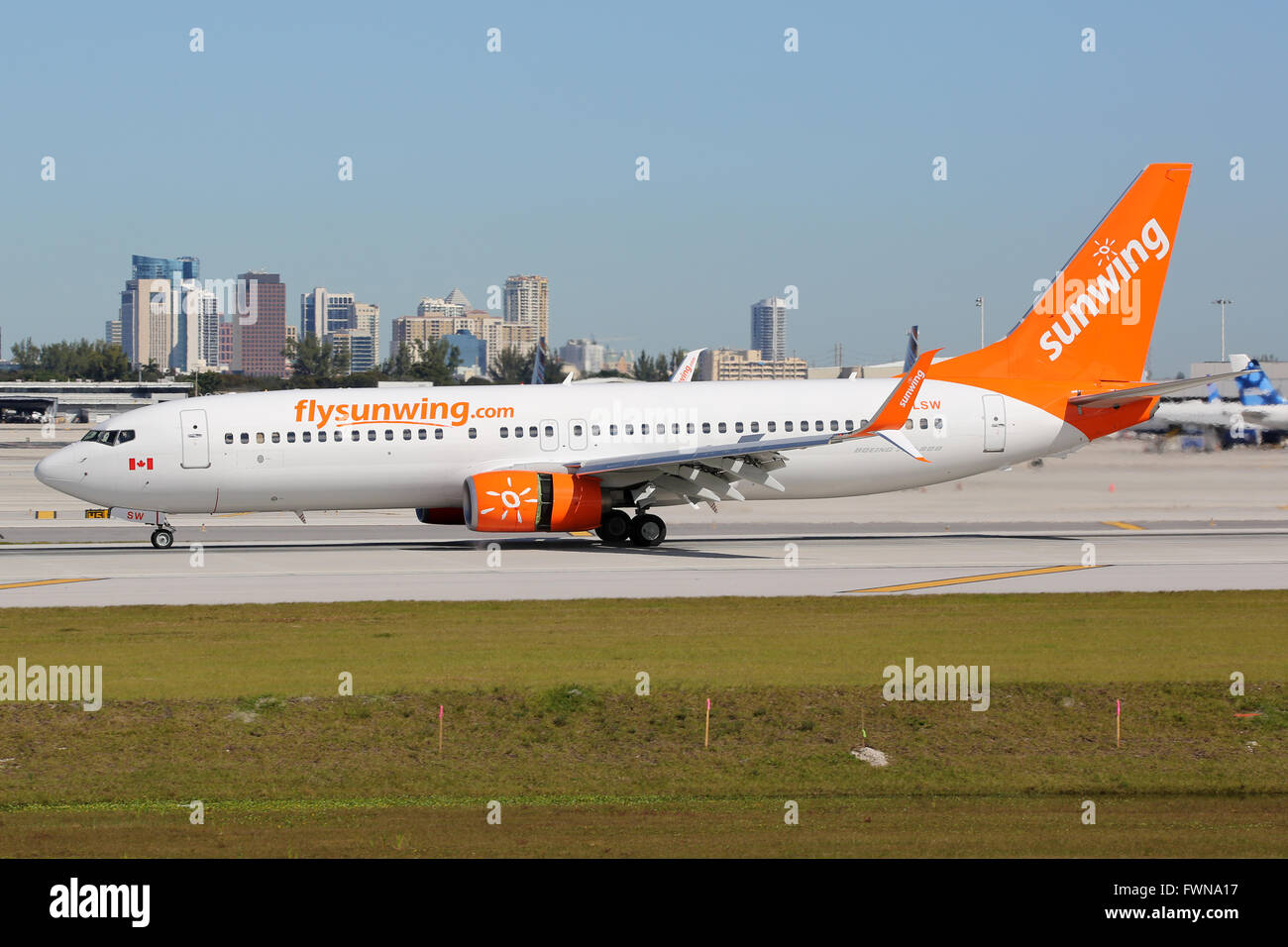 Fort Lauderdale, Vereinigte Staaten von Amerika - 17. Februar 2016: A Sunwing Airlines Boeing 737-800 mit der Registrierung C-FLSW Landung auf Fo Stockfoto