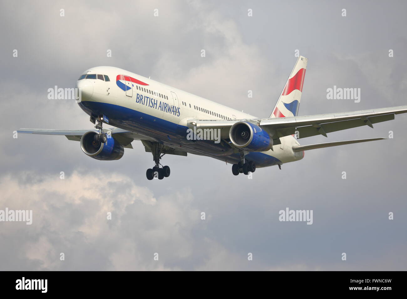 British Airways Boeing 767-300 G-BNWX landet auf dem Flughafen London Heathrow, Vereinigtes Königreich Stockfoto