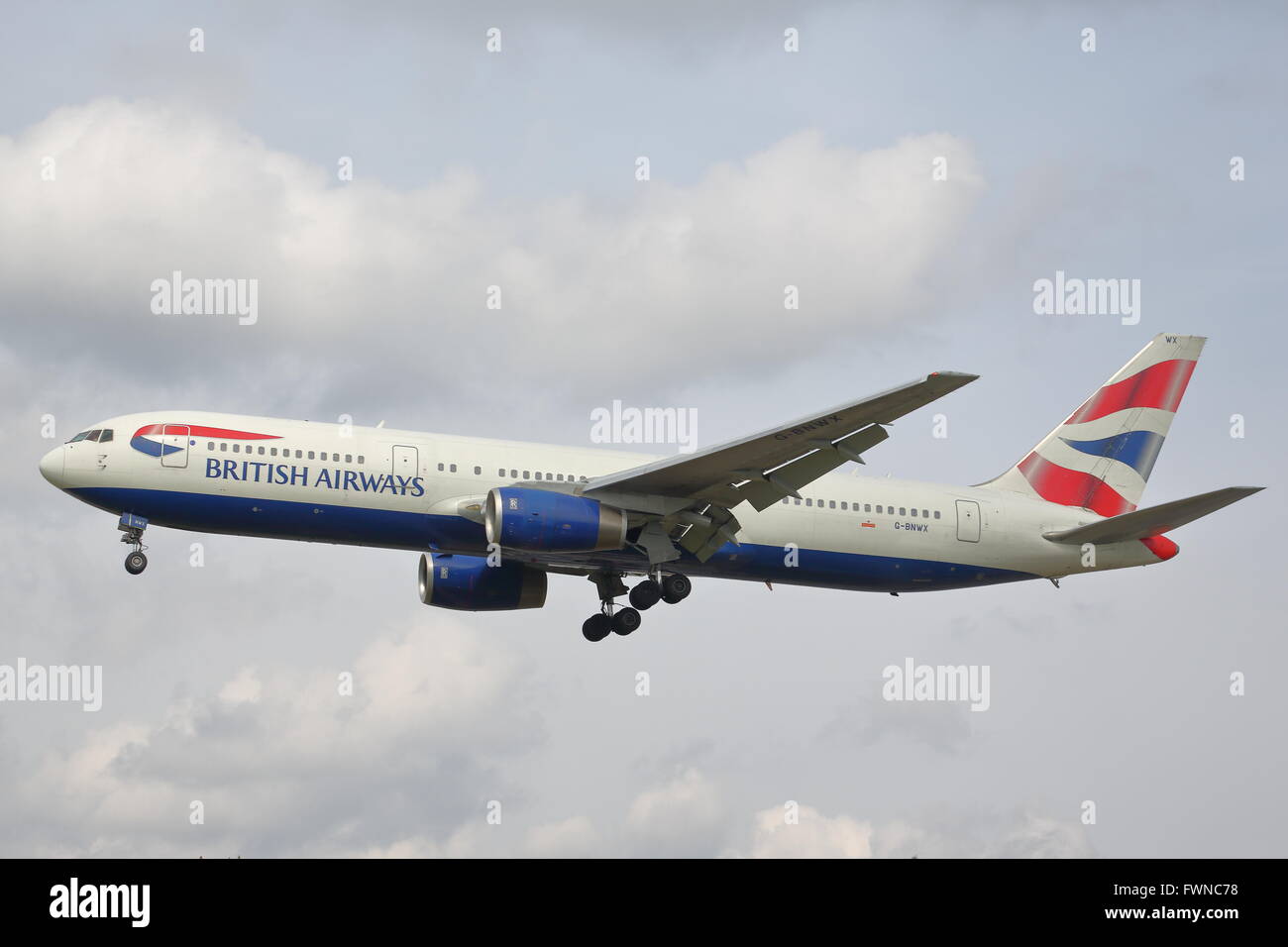 British Airways Boeing 767-300 G-BNWX landet auf dem Flughafen London Heathrow, Vereinigtes Königreich Stockfoto