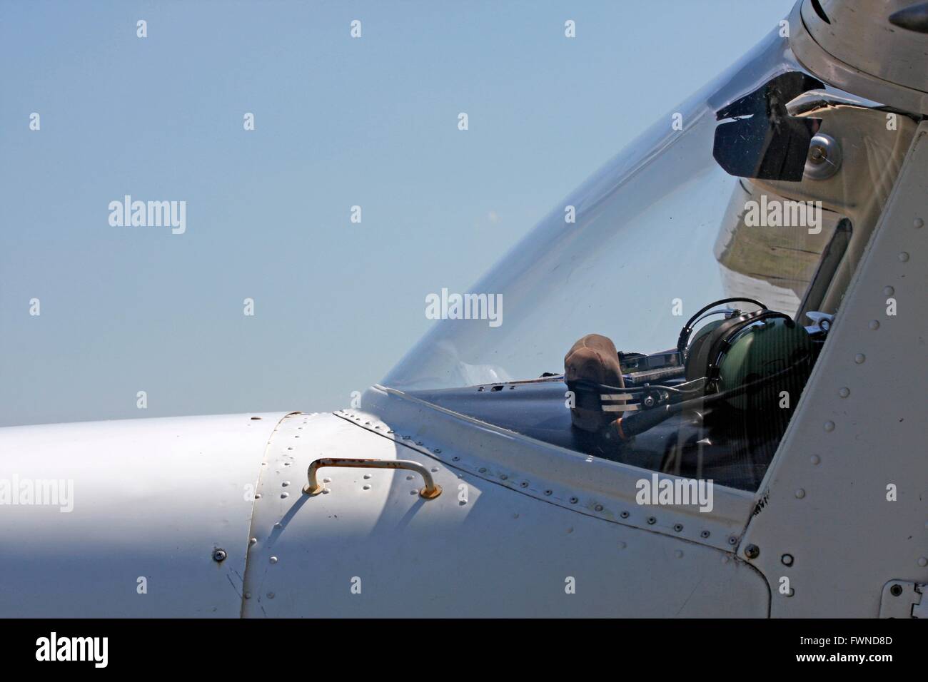 Leichtflugzeug hautnah mit Kopfhörer Stockfoto