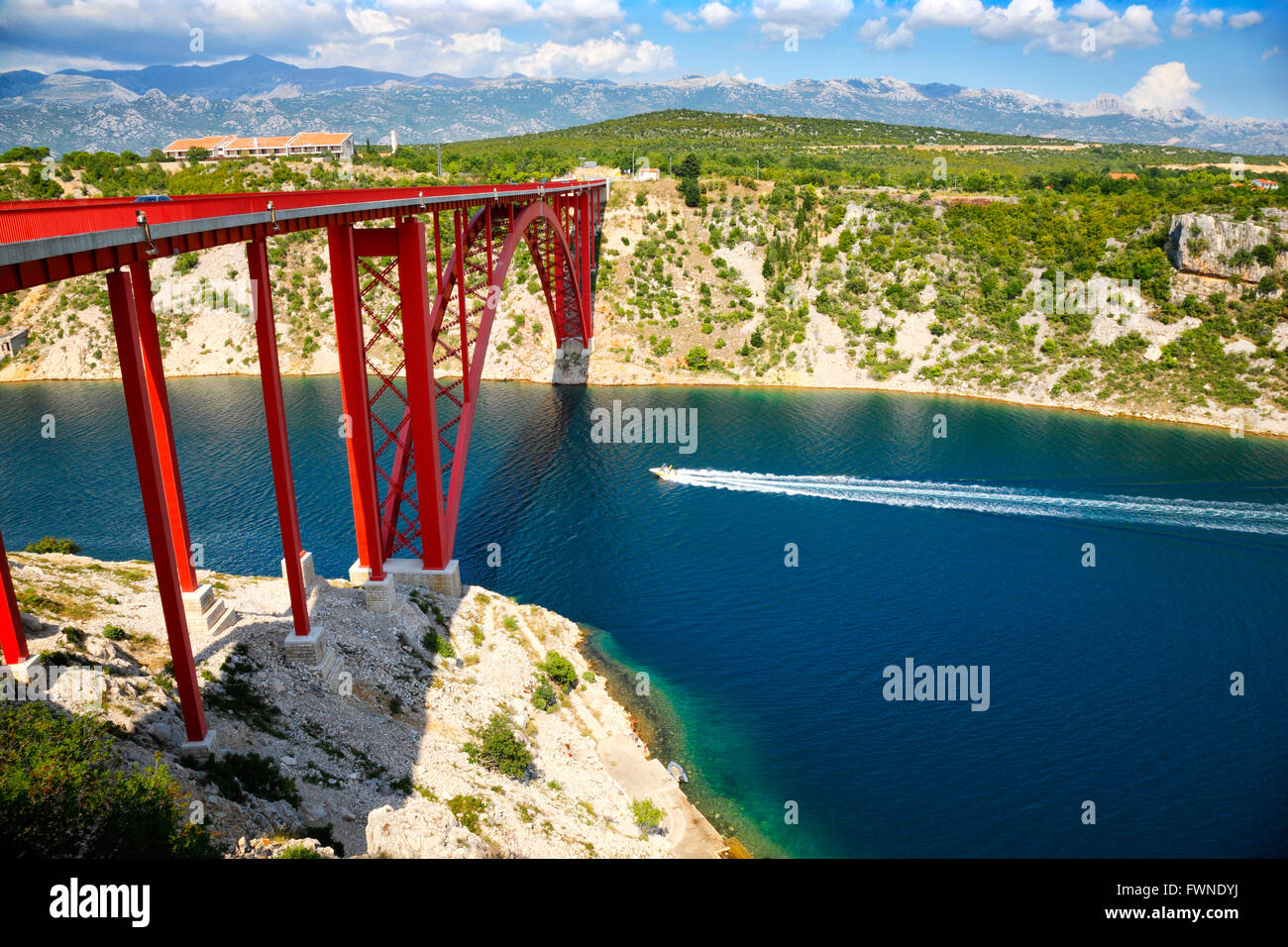 Maslenica Brücke. Speed-Boot Kreuzfahrt unter der Brücke Stockfoto