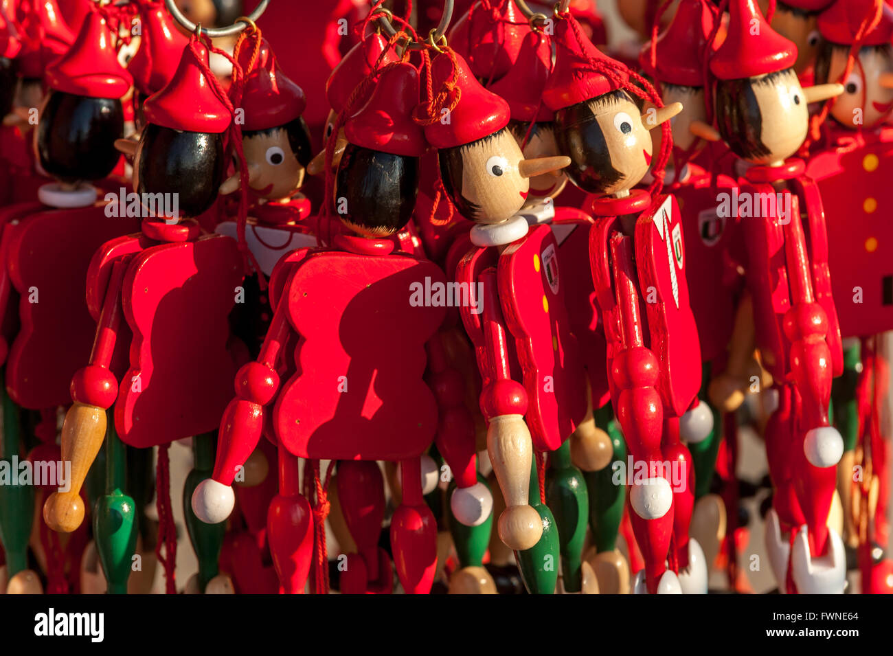 Puppen von Pinocchio zum Verkauf als touristische Souvenirs in Florenz. Stockfoto