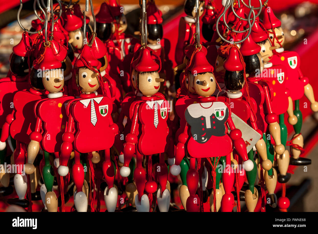 Puppen von Pinocchio zum Verkauf als touristische Souvenirs in Florenz. Stockfoto