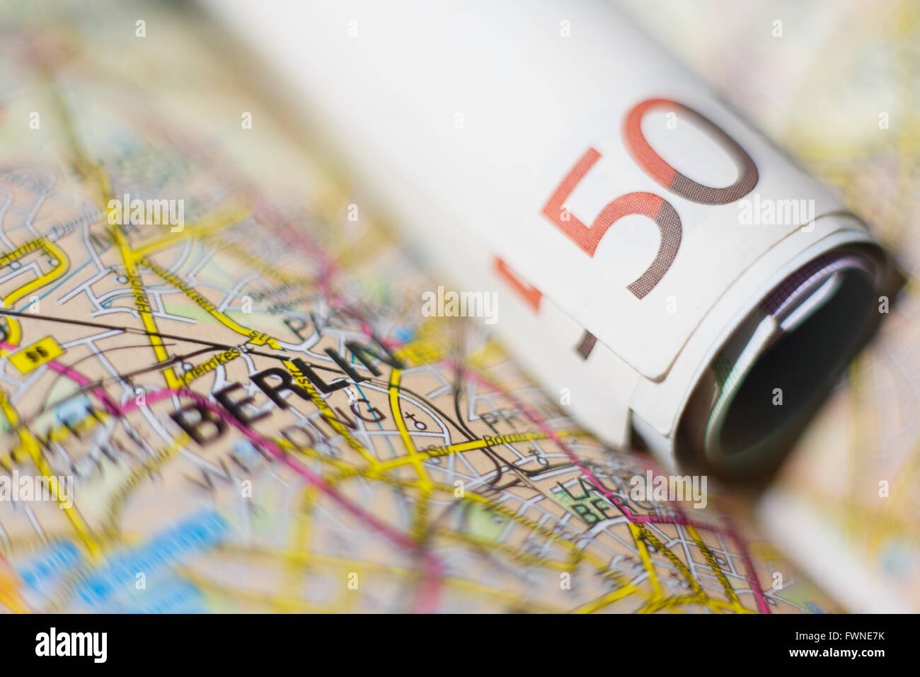 Euro-Banknoten auf einer geografischen Karte von Berlin, Deutschland Stockfoto