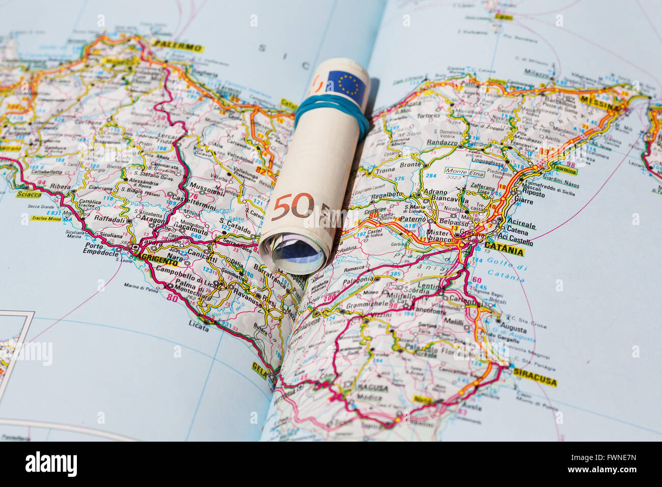 Euro-Banknoten auf einer geografischen Karte von Sizilien, Italien Stockfoto