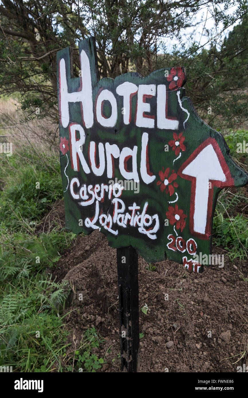 Gemalte Zeichen zeigten das Hotel Rural Caserio Los Partidos in Erjos Gegend von Santiago del Teide, Teneriffa, Kanarische Inseln, Sp Stockfoto