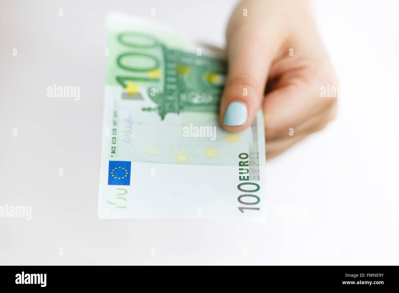 Hand der Frau Geld zu geben, auf dem weißen Hintergrund Stockfoto