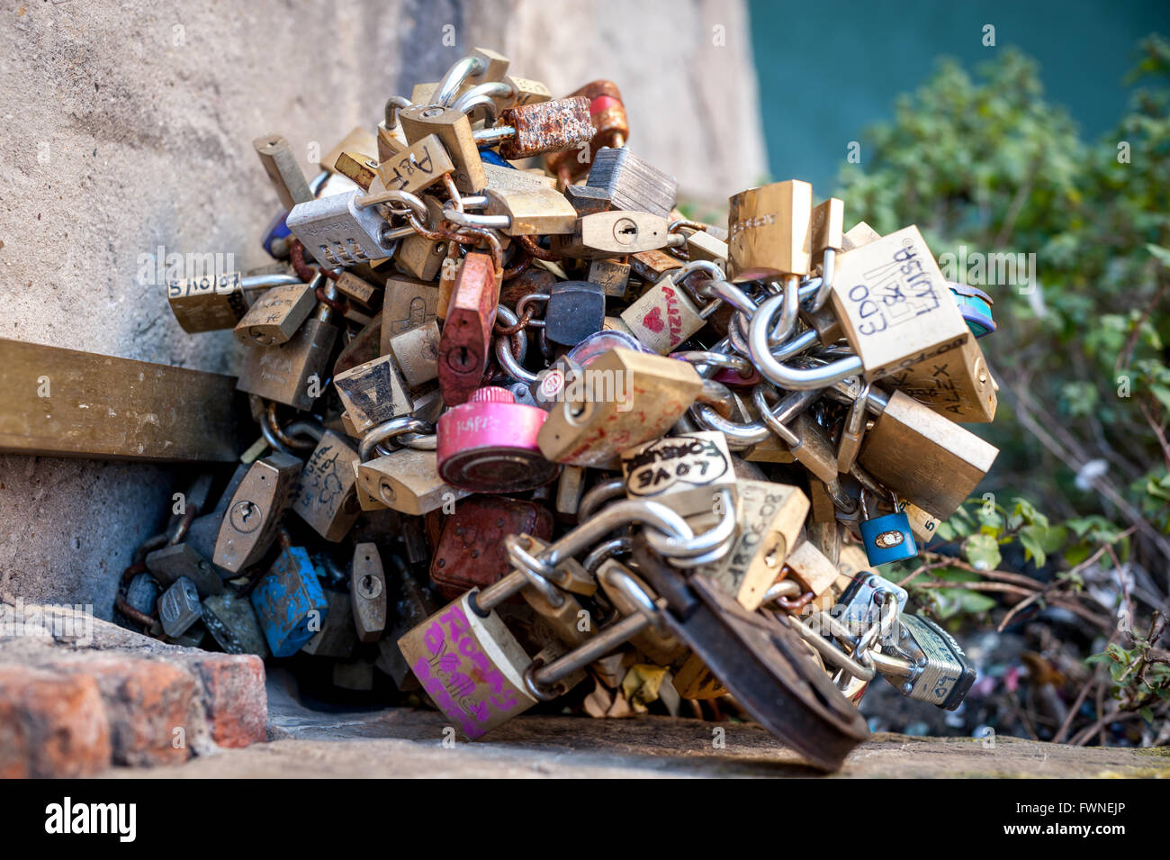 Liebenden Schlösser auf der Ponte Vecchio in Florenz, Italien. Stockfoto