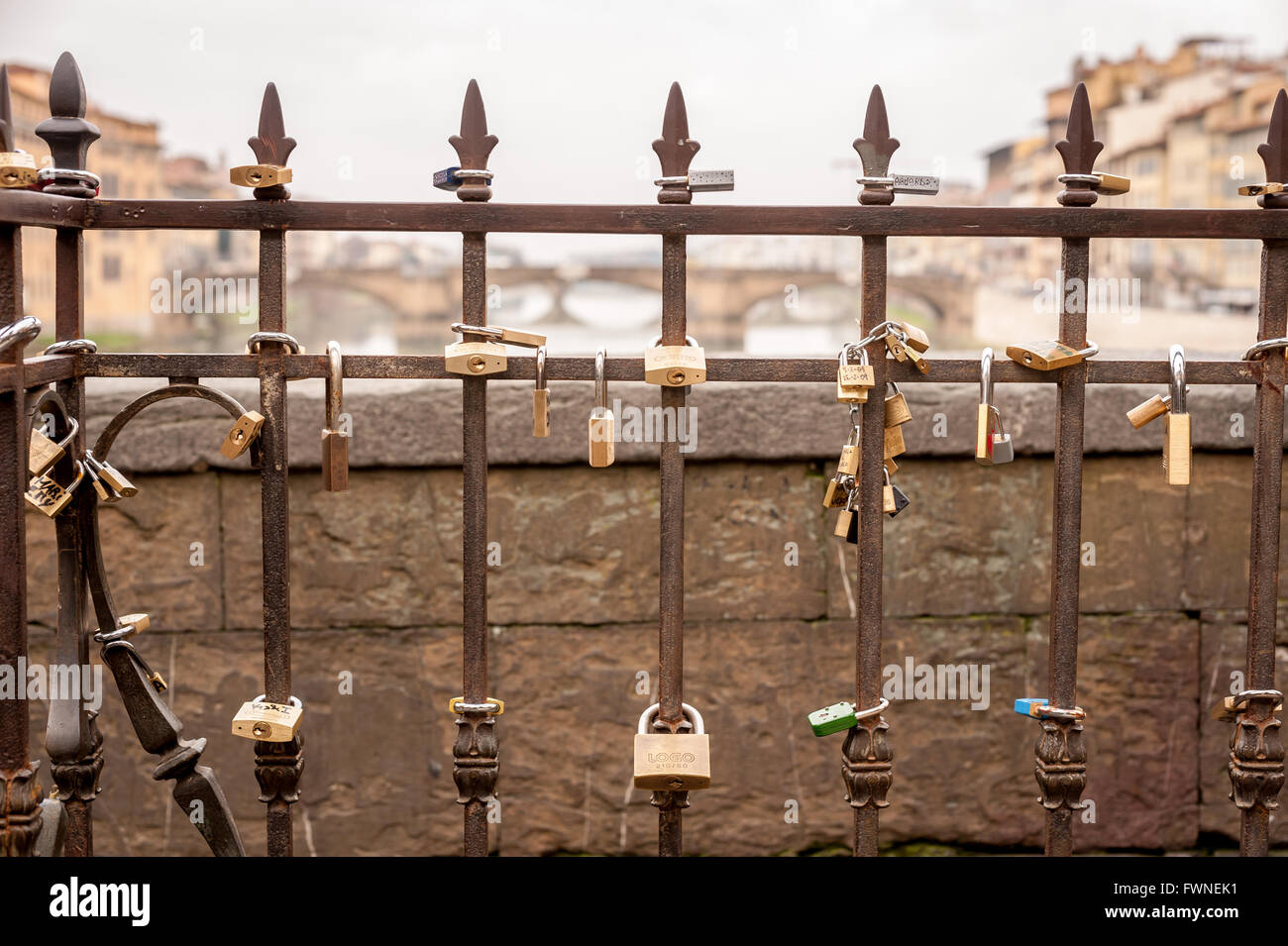 Liebenden Schlösser auf der Ponte Vecchio in Florenz, Italien. Stockfoto