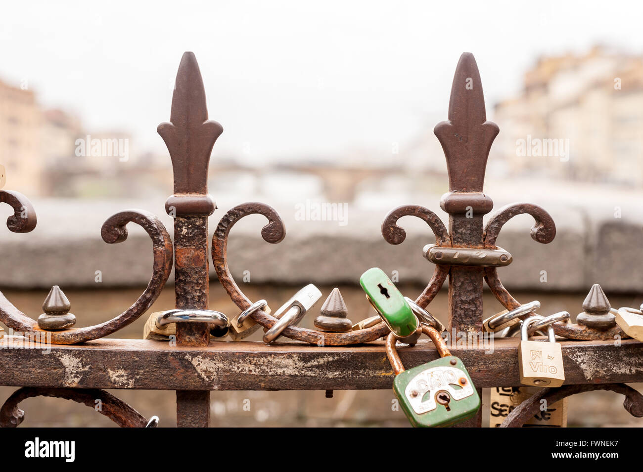 Liebenden Schlösser auf der Ponte Vecchio in Florenz, Italien. Stockfoto