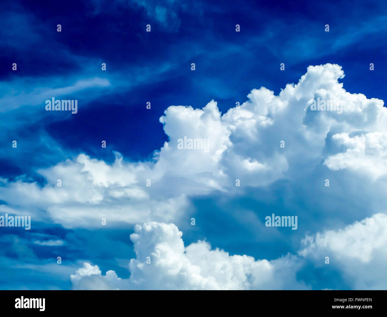 leichte blaue Wolke Bule Himmel durch weichen Wind bewegt Stockfoto