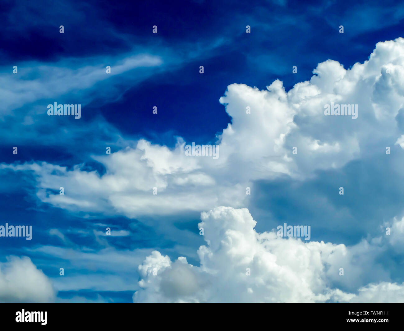 leichte blaue Wolke Bule Himmel durch weichen Wind bewegt Stockfoto