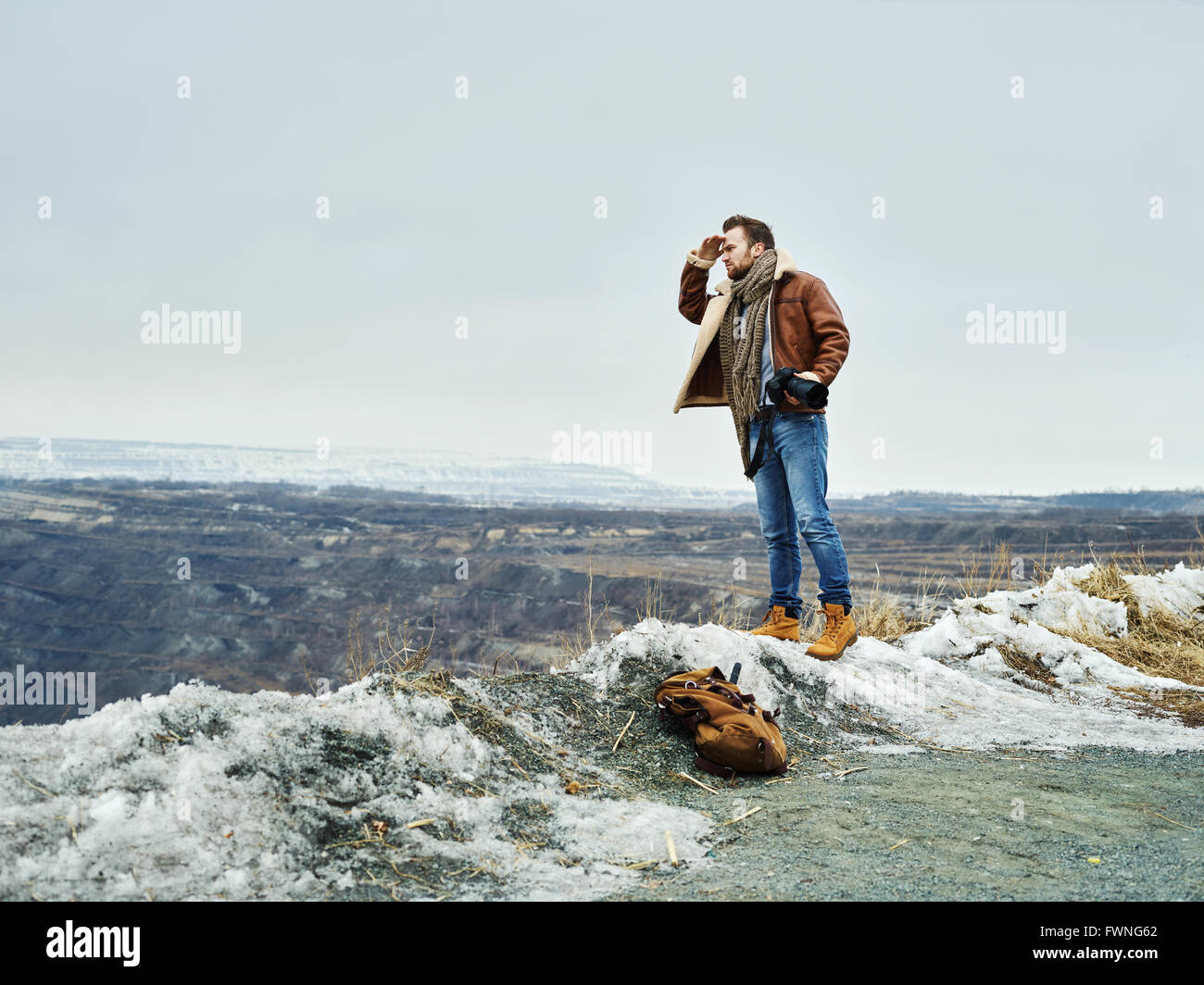 Junge Fotografen im casual-Winterbekleidung stehen auf Felsen Stockfoto