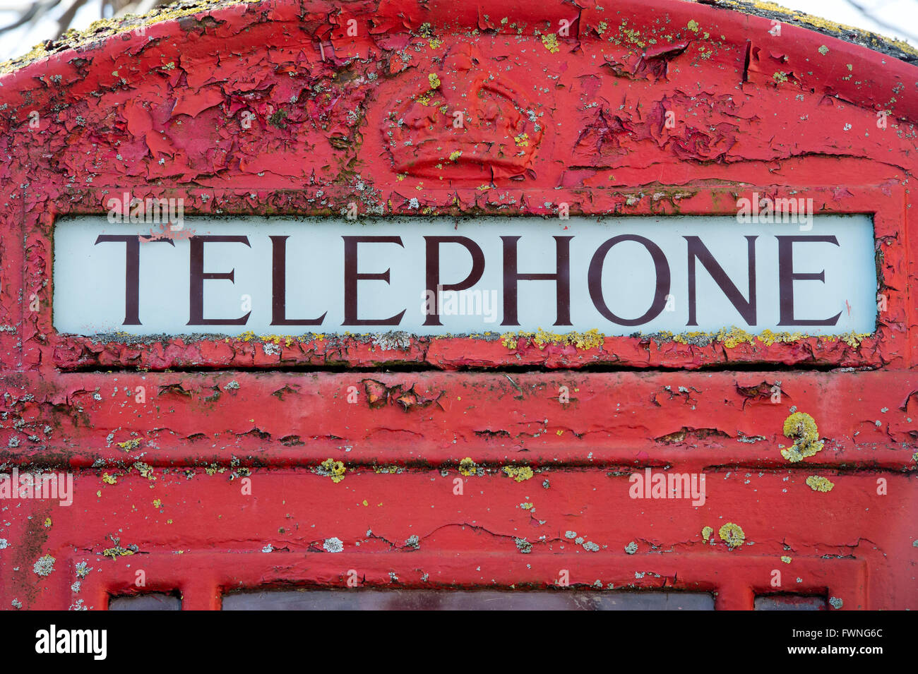 Gebrochene Farbe auf eine alte Telefonzelle Stockfoto
