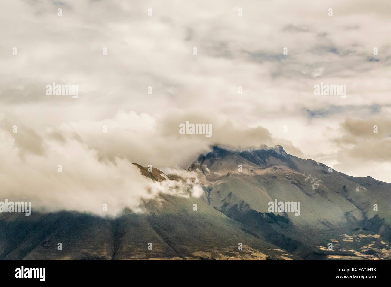 Schöne Landschaft Bergblick in die Außenseiten der Straße von Quito in Richtung San Pablo See in Ecuador, Südamerika Stockfoto