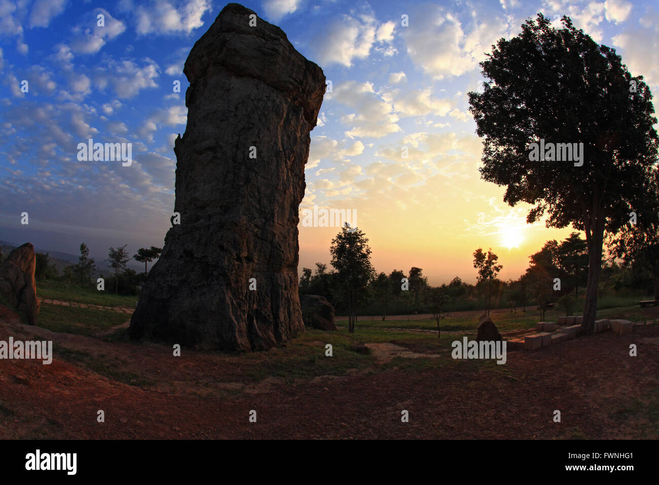 Silhouette des Mor Hin Khao, Thailand Stonehenge, mit Sonnenaufgang Stockfoto