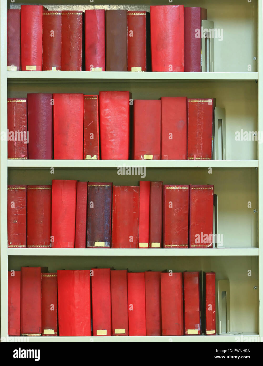 roten alten Hardcover-Bücher im Bücherregal Stockfoto