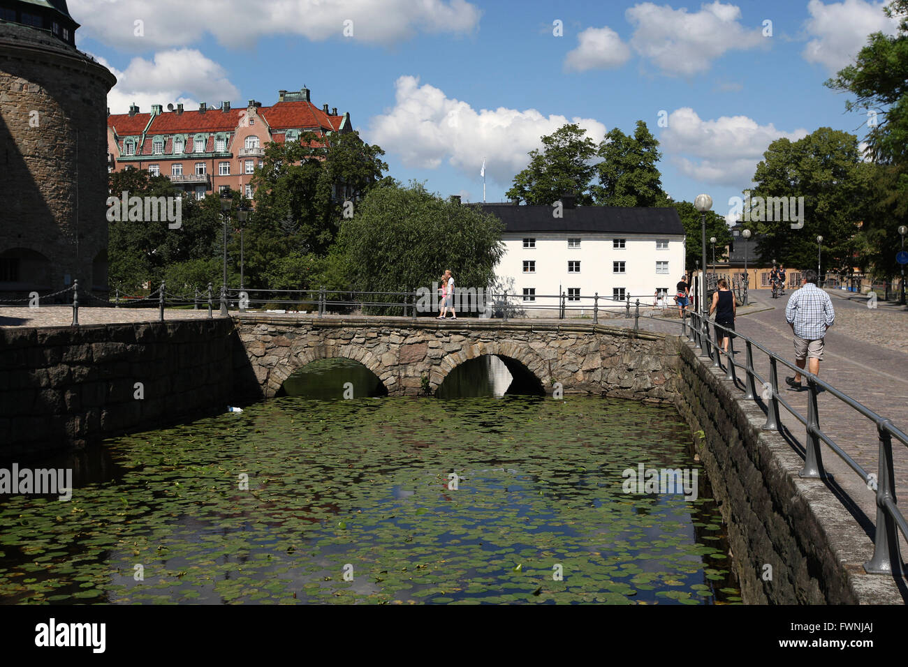 Eine Brücke über den Black River in Örebro, Schweden am 20. Juli 2014. Stockfoto