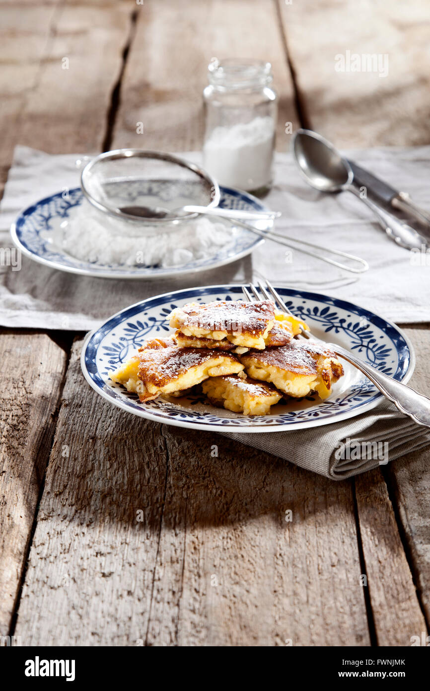 Cut-Up und gezuckerten Pfannkuchen mit Puderzucker Stockfoto