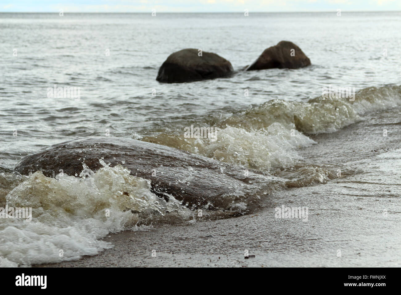 An der Küste des Meeres nach dem Sturm Stockfoto