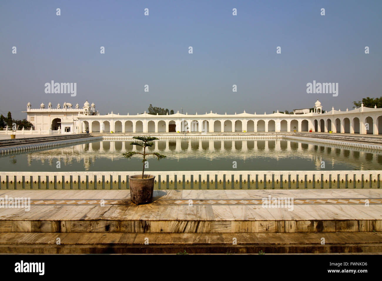 Schöne Gurdwara Shri Gurdwara Kapal Mochan Sahib, Sikh-Tempel in Bilaspur im indischen Bundesstaat Haryana. Stockfoto