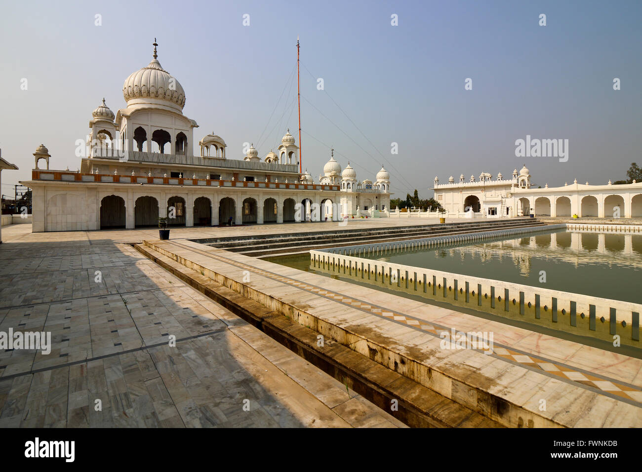 Schöne Gurdwara Shri Gurdwara Kapal Mochan Sahib, Sikh-Tempel in Bilaspur im indischen Bundesstaat Haryana. Stockfoto
