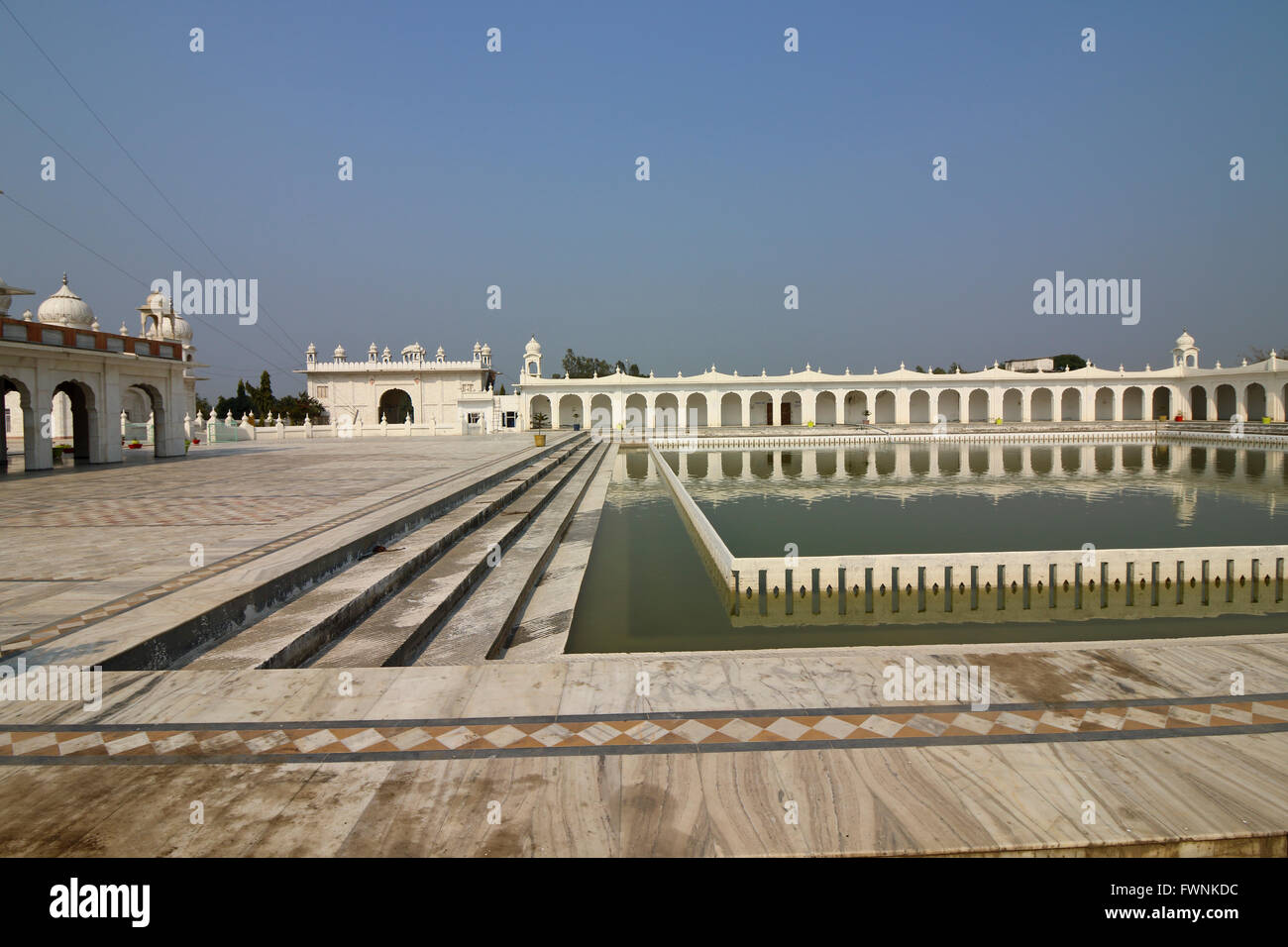 Schöne Gurdwara Shri Gurdwara Kapal Mochan Sahib, Sikh-Tempel in Bilaspur im indischen Bundesstaat Haryana. Stockfoto