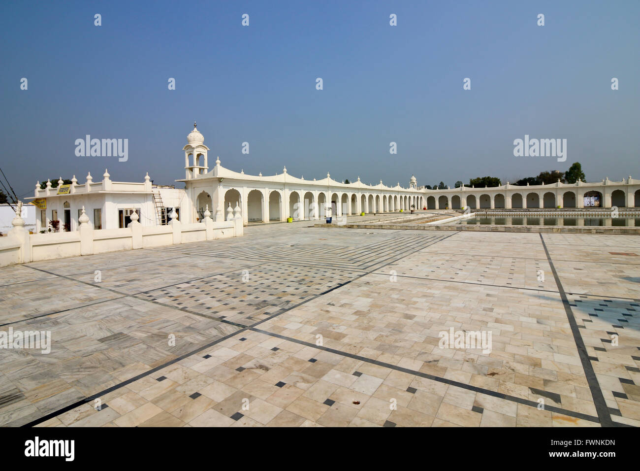 Schöne Gurdwara Shri Gurdwara Kapal Mochan Sahib, Sikh-Tempel in Bilaspur im indischen Bundesstaat Haryana. Stockfoto