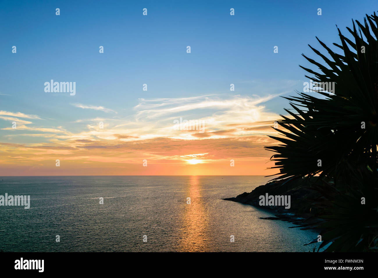 Erhöhte Ansicht, dass schöne Landschaft des Sonnenuntergangs über der Andamanensee vom Laem Phromthep Cape Aussichtspunkt ist eine berühmte Sehenswürdigkeiten Stockfoto