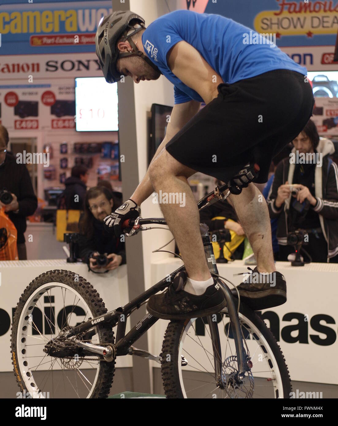 Ein Trick Radfahrer führt für die Besucher auf Panasonic Stand auf der "Die Fotografie Show" im NEC Birmingham Stockfoto