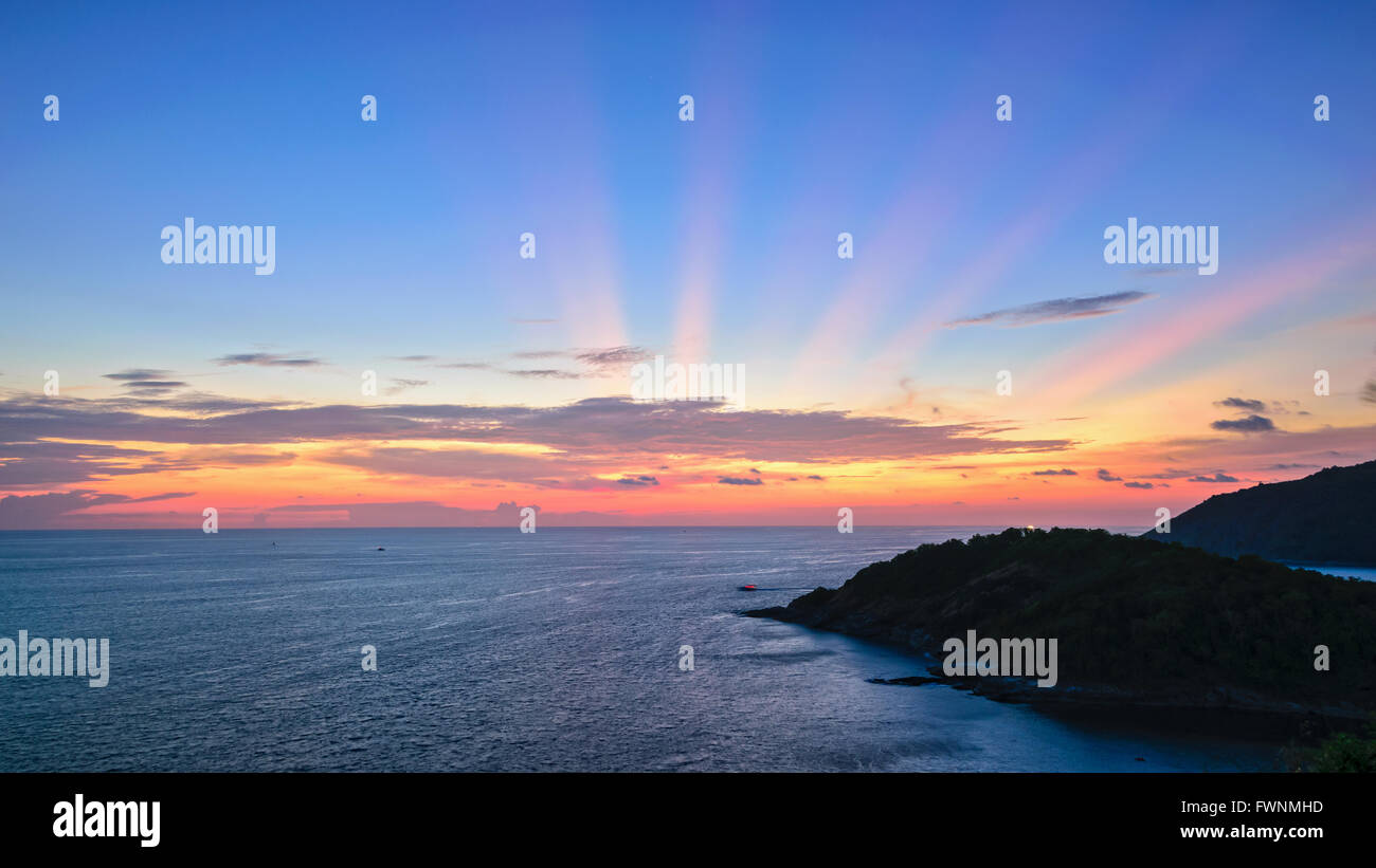 Erhöhte Ansicht, dass schöne Landschaft des Sonnenuntergangs über der Andamanensee vom Laem Phromthep Cape Aussichtspunkt ist eine berühmte Sehenswürdigkeiten Stockfoto