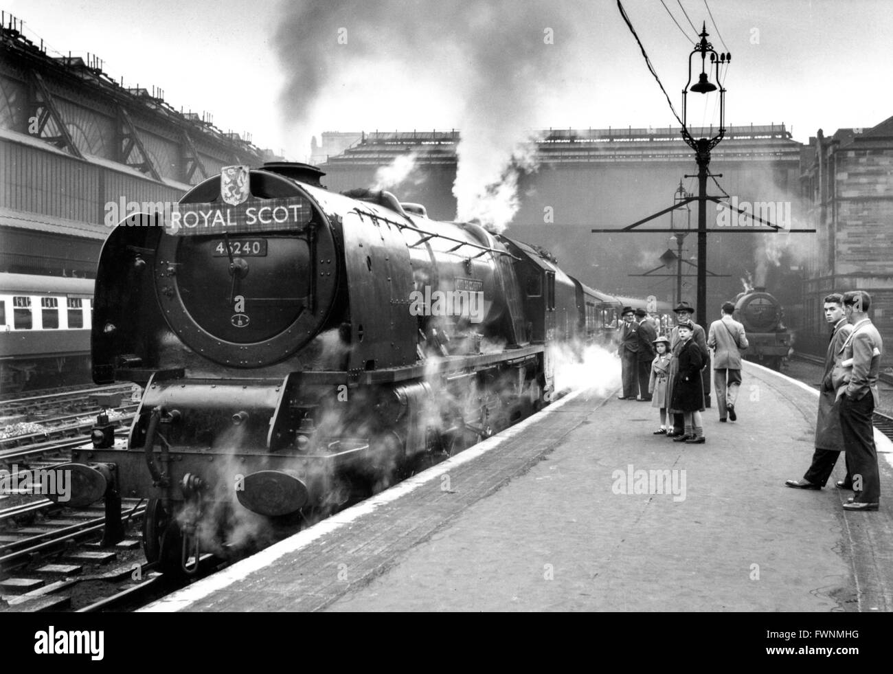 Oben wartet Royal Scot Glasgow Central London Euston hinter Camden Pacific "City Of Coventry" lang. Stockfoto