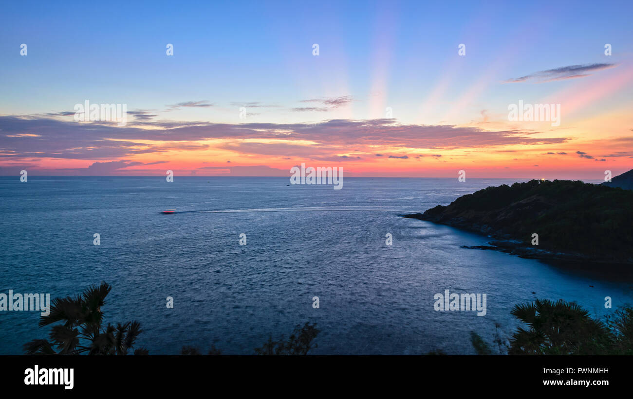 Erhöhte Ansicht, dass schöne Landschaft des Sonnenuntergangs über der Andamanensee vom Laem Phromthep Cape Aussichtspunkt ist eine berühmte Sehenswürdigkeiten Stockfoto