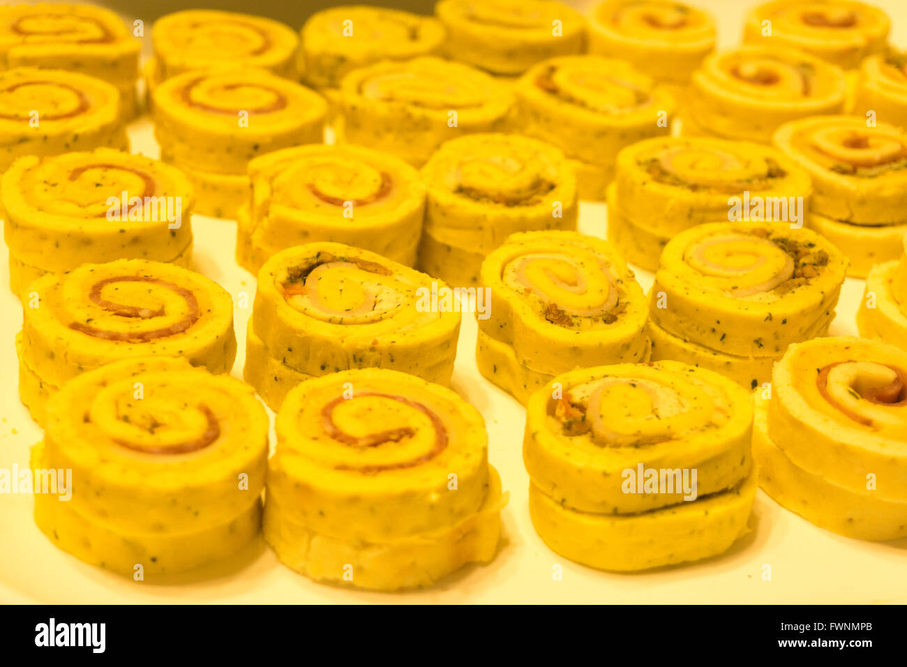 Marmelade, Brötchen mit Salami und Käse. Stockfoto