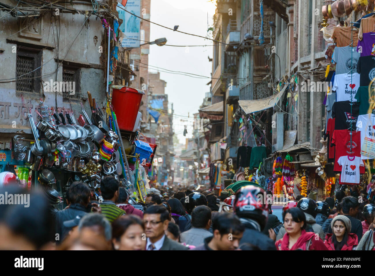 Ca. Dezember 2013 in Kathmandu, Nepal: einer belebten Straße in Asan. Stockfoto