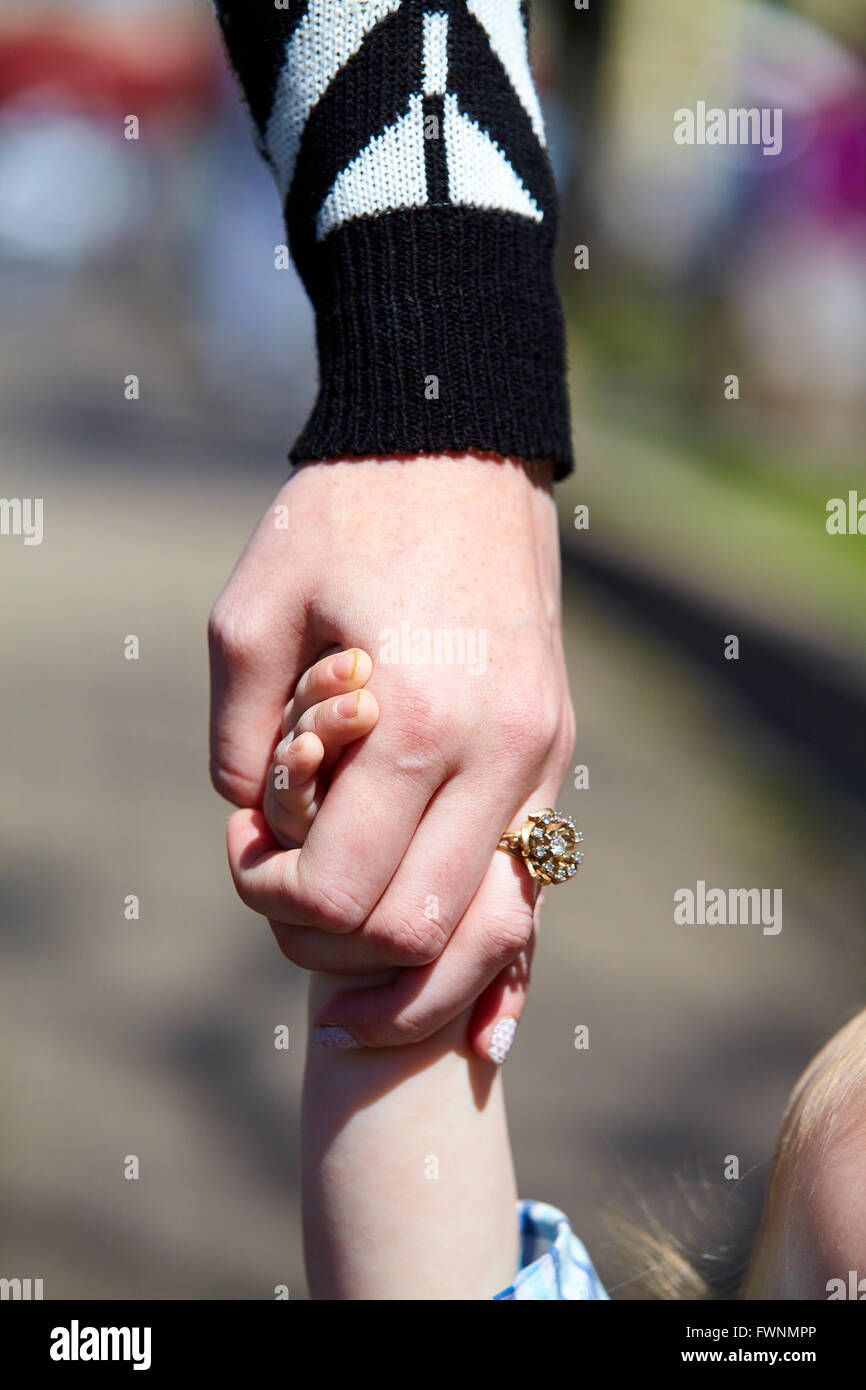 Nahaufnahme Bild der Mutter und Mädchen Hand in Hand Stockfoto