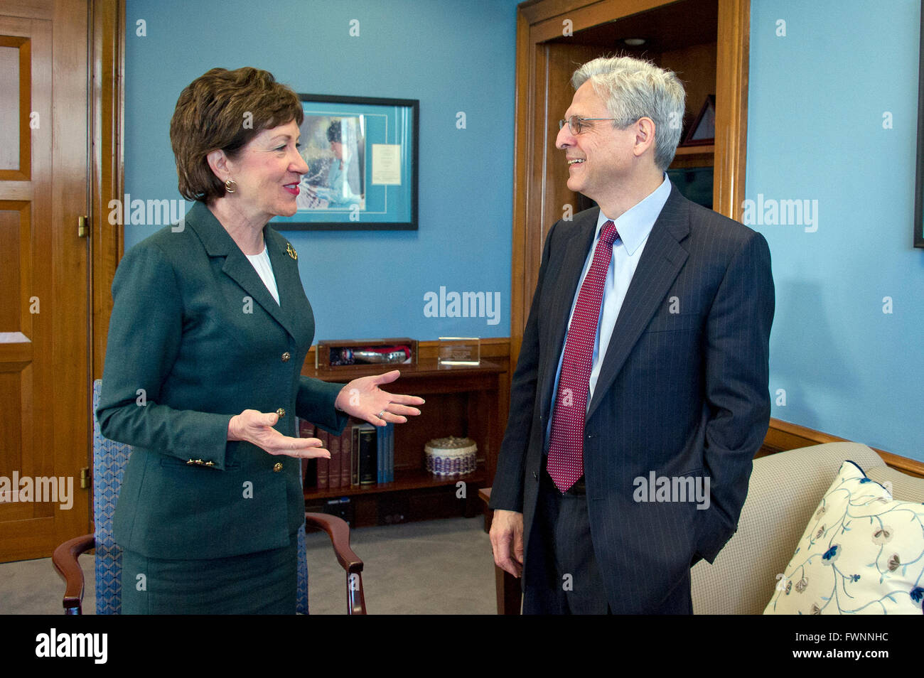 Senator der Vereinigten Staaten Susan Collins (Republikanische von Maine), links, trifft Richter Merrick Garland, Oberrichter für die US Court Of Appeals für den Bezirk von Columbia Circuit, direkt, wer US-Präsident Barack Obama Auswahl der späten assoziieren Gerechtigkeit Antonin Scalia auf der US Supreme Court, links, als Richter zu ersetzen ist, kommt für ein Fototermin auf dem Capitol Hill in Washington , DC auf Dienstag, 29. März 2016. Kirk ist der erste GOP Senator, Garland zu treffen. Bildnachweis: Ron Sachs/CNP/Dpa - NO-Draht-Dienst- Stockfoto