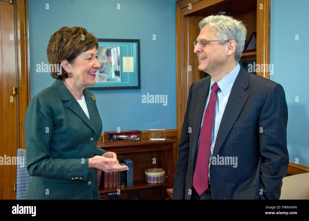 Senator der Vereinigten Staaten Susan Collins (Republikanische von Maine), links, trifft Richter Merrick Garland, Oberrichter für die US Court Of Appeals für den Bezirk von Columbia Circuit, direkt, wer US-Präsident Barack Obama Auswahl der späten assoziieren Gerechtigkeit Antonin Scalia auf der US Supreme Court, links, als Richter zu ersetzen ist, kommt für ein Fototermin auf dem Capitol Hill in Washington , DC auf Dienstag, 29. März 2016. Kirk ist der erste GOP Senator, Garland zu treffen. Bildnachweis: Ron Sachs/CNP/Dpa - NO-Draht-Dienst- Stockfoto