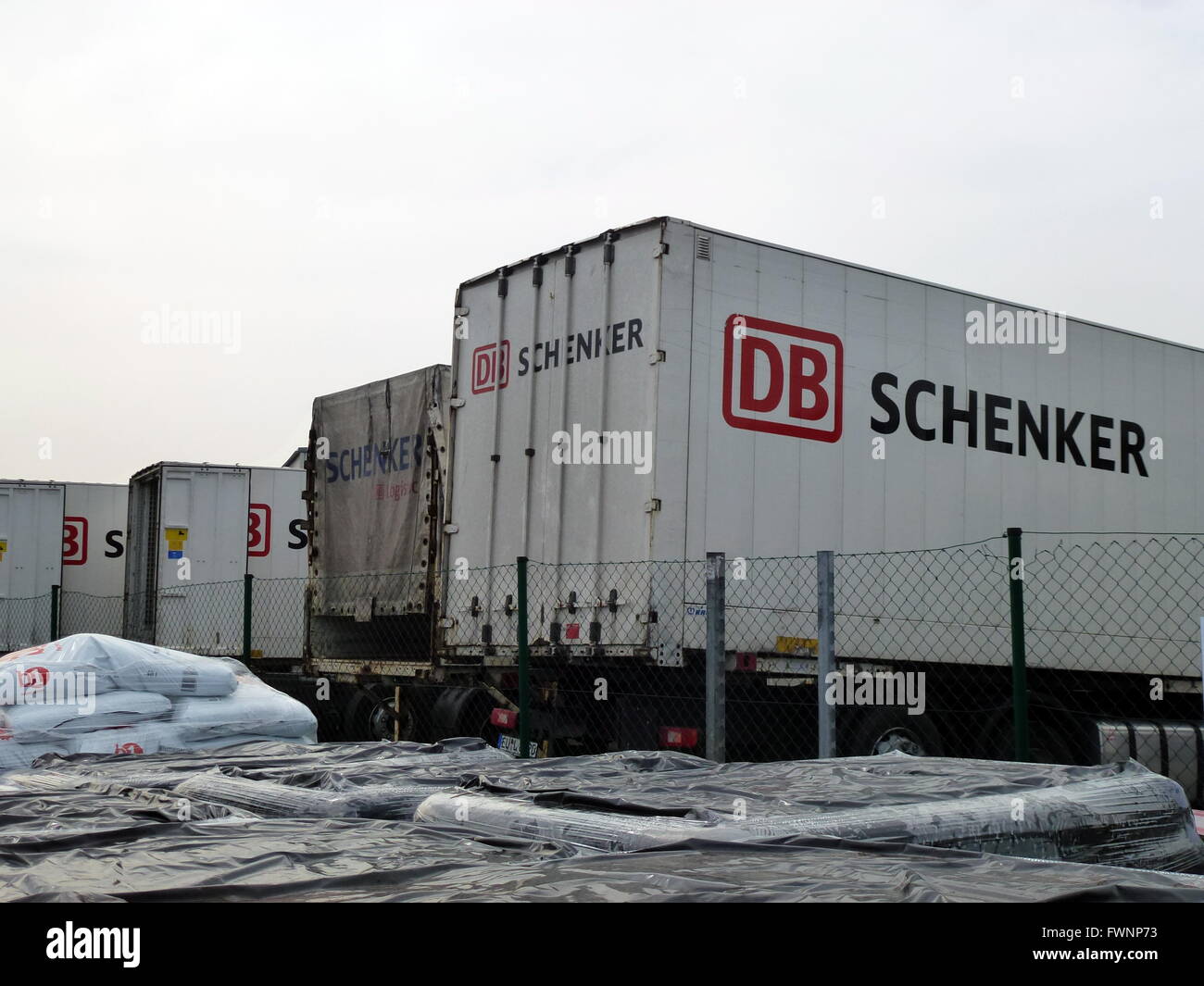 Koln Deutschland 3 April 16 Das Logo Der Logistik Und Spedition Db Schenker Steht Auf Einem Container In Koln 3 April 16 Foto Horst Galuschka Dpa No Draht Service Dpa Alamy Live News Stockfotografie Alamy