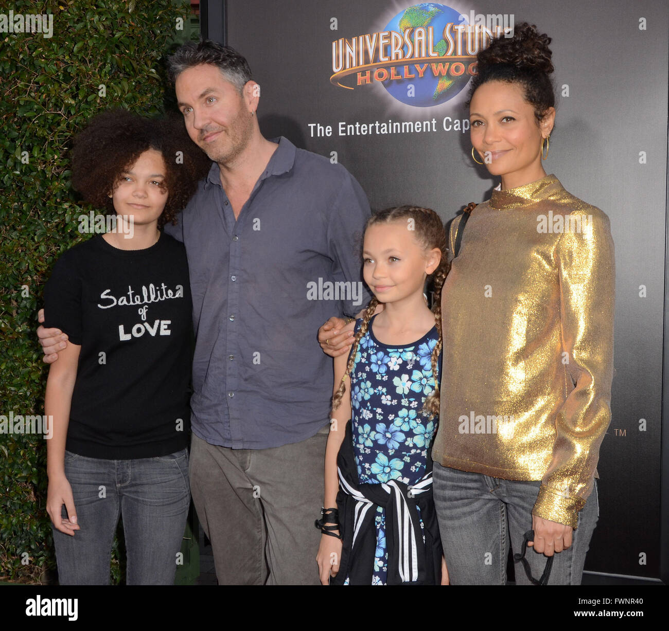 Universal City, CA, USA. 5. April 2016. 5. April 2016 - Universal City, Kalifornien - Ripley Parker, Ol Parker, Nico Parker, Thandie Newton. Anreise für Universal Studios '' Wizarding World of Harry Potter Öffnung '' statt in den Universal Studios Hollywood. Bildnachweis: Birdie Thompson/AdMedia Credit: Birdie Thompson/AdMedia/ZUMA Draht/Alamy Live-Nachrichten Stockfoto